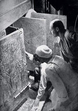 Археолог Говард Картер с помощником Артуром Каллендером открывают двери в гробницу Тутанхамона. Фото: Wikimedia Commons / PD («Наука и жизнь» №12, 2017) 