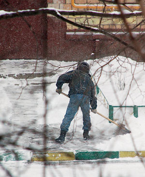 Уборка снега. Фото Натальи Домриной («Наука и жизнь» №1, 2017)