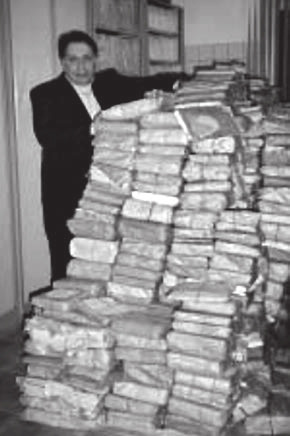 Директор подпрограммы «Соросовские олимпиады» Борис Иойнович Миропольский у кипы конвертов с решениями задач Четвертой олимпиады в России. Фото Ю. А. Пашковского