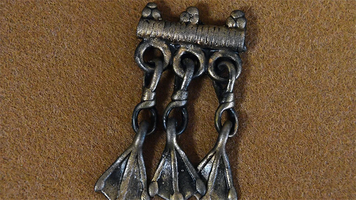 Бронзовое украшение женского костюма