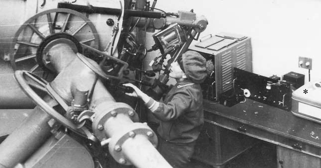 Рис. 7. Один из авторов статьи за рефлектором («Природа» №3, 2017)