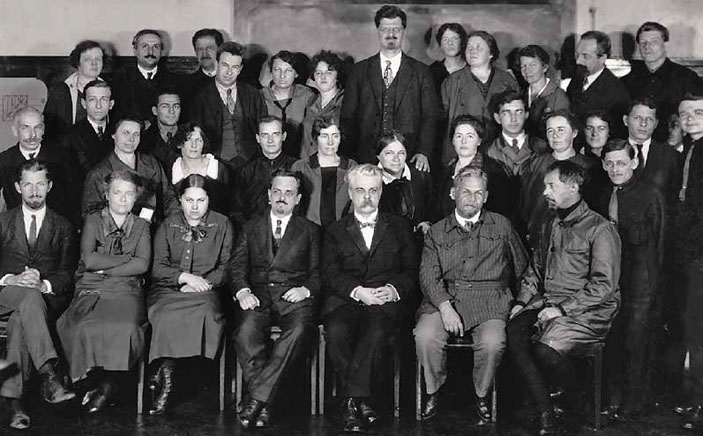 Сотрудники Института экспериментальной биологии (1927 г.) («Химия и жизнь» №11, 2020)