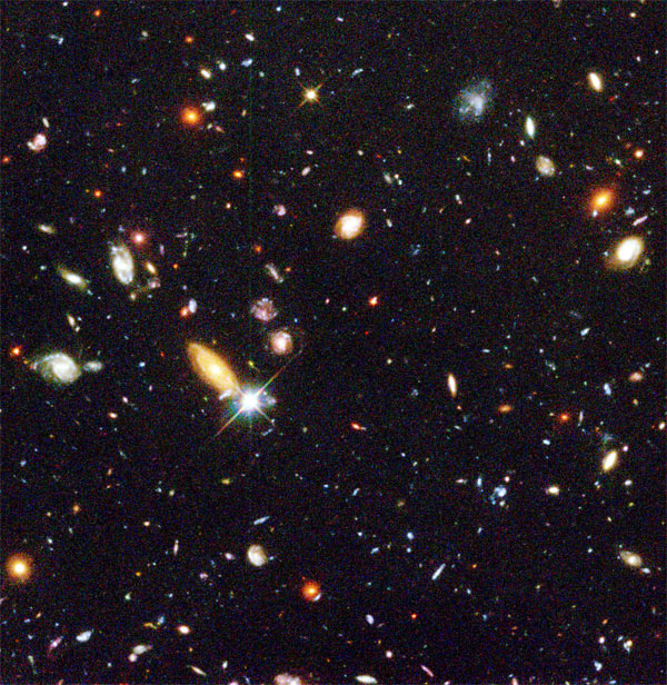 Открылась бездна, звезд полна. Знаменитая картинка Hubble Deep Field(HDF). Она собрана из 342 отдельных снимков, сделанных камерой WFPC2 в течение 10 дней с 18 по 28 декабря 1995 года. На этом небольшом участке неба астрономы с удивлением обнаружили более 1500 галактик в различных стадиях эволюции. Credit: Robert Williams and the Hubble Deep Field Team (STScI) and NASA. Фото с сайта hubblesite.org