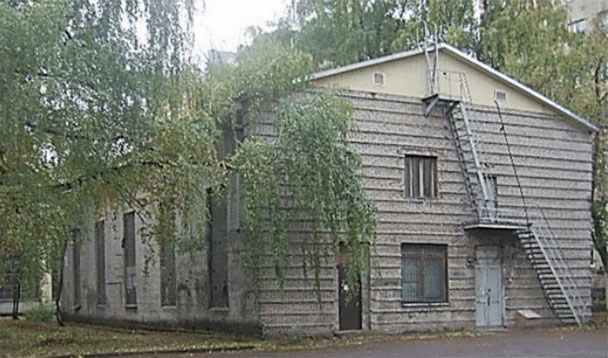 Павильон. Здесь в 1968 году были получены первые реакции синтеза ядер в лазерных мишенях. Позже другой лазер на втором этаже этого здания стал местом моей преддипломной практики в 1970 году