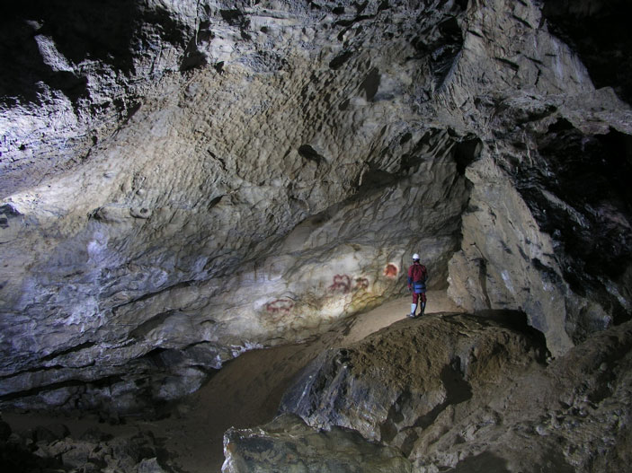 Рис. 1. Западная стена Зала Рисунков. В нижней части стены видны красные палеолитические рисунки