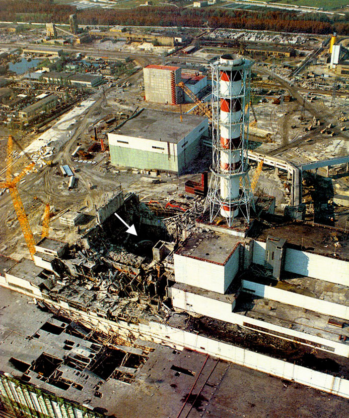 Разрушенное взрывом здание четвертого энергоблока Чернобыльской АЭС. Вид с вертолета