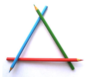 Самоопирающаяся конструкция из трех карандашей