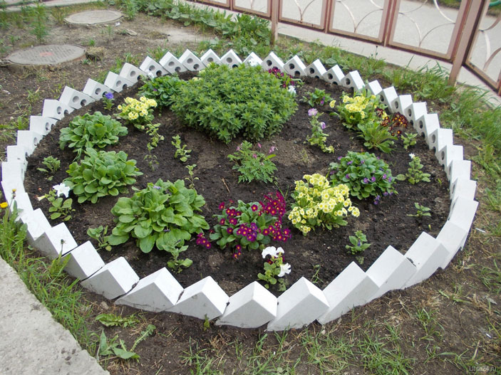 Клумба из кирпича