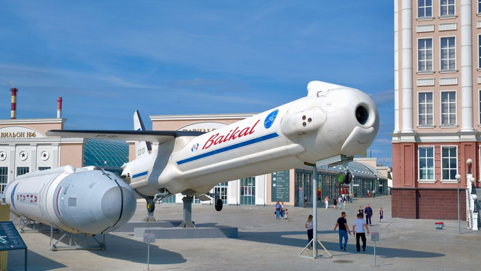 Полноразмерные макеты возвращаемого ракетного ускорителя «Байкал» и ракеты-носителя «Ангара» в музейном комплексе УГМК в Верхней Пышме, 2022 год