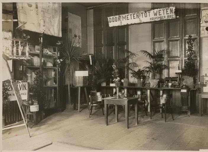 В лаборатории Камерлинг-Оннеса. Виден девиз ученого: “Door meten tot weten” («Знания через измерения»)