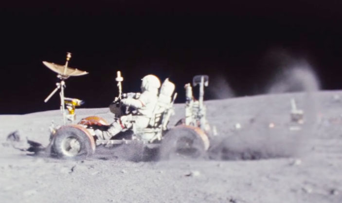 Лунный ровер («Аполлон-16») и след пыли за ним