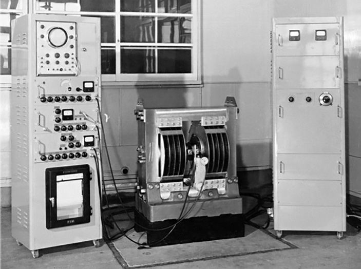 Предшественник JNM-3, первый прибор магнитного резонанса фирмы JEOL JNM-1 (1956) — с сайта JEOL — jeol.co.jp («ТрВ» №4(273), 26.02.2019)