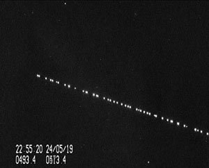 Цепочка спутников Starlink в ночном небе («Троицкий вариант» №11, 2019)
