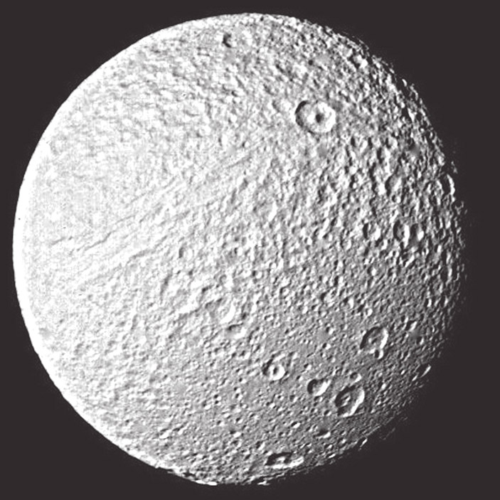 Рис. 5. Спутник Сатурна Тефия (Тетис).\nПоверхность усеяна кратерами (попадаются кратеры диаметром более 40 км) («ТрВ» №17(236), 29.08.2017)