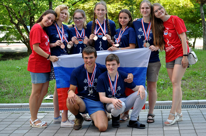 Российские школьники и руководители команд Анастасия Пучкова и Юлия Панченко («Троицкий вариант» №17, 2019) 