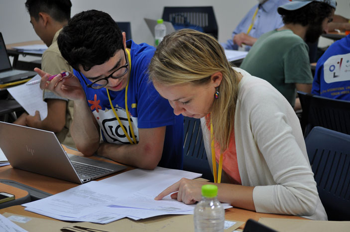 Мийна Норвик из Эстонии помогает с переводом Сэмюэлу Амеду из Великобритании («Троицкий вариант» №17, 2019)