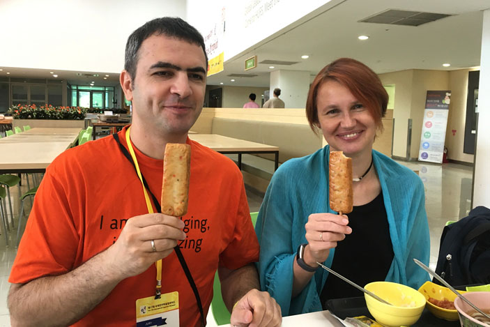 Члены жюри Борис Иомдин и Ксения Гилярова едят «эскимо» из рыбы («Троицкий вариант» №17, 2019)