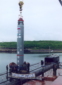 Ракета-носитель «Волна» готовится к загрузке на атомную подводную лодку «Борисоглебск» (©The Planetary Society, фото с сайта www.planetarysociety.org)