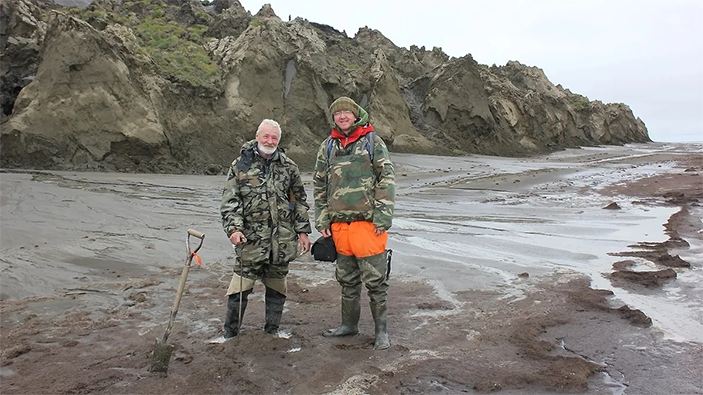 \nСотрудники лаборатории берут пробы почвы. Фото: архив сотрудника ИФХиБПП РАН А.Лупачева