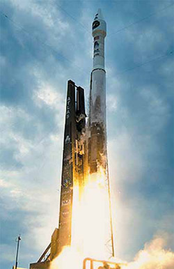18 июня 2009 года к Луне стартовала космическая ракета «Атлас-V» (США) с двумя лунными автоматическими межпланетными станциями — «Лунный орбитальный разведчик» и «LCROSS». Фото NASA