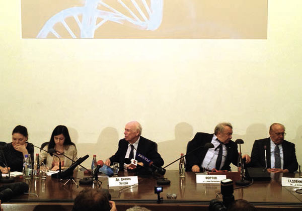 В <i>центре</i>&nbsp;— Дж.&nbsp;Уотсон, <i>справа</i> от него В.&nbsp;Фортов и В.&nbsp;Садовничий