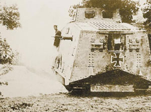 Немецкий танк A7V - единственная немецкая модель, участвовавшая в Первой мировой войне. Было выпущено всего два десятка машин, имевших массу 32 тонны, экипаж из 18 человек, пушку и 6 тяжёлых пулемётов (пушку нередко ставили трофейную, русскую, 57-мм). Скорость - до 9,5 километра в час. Изображение: «Наука и жизнь»