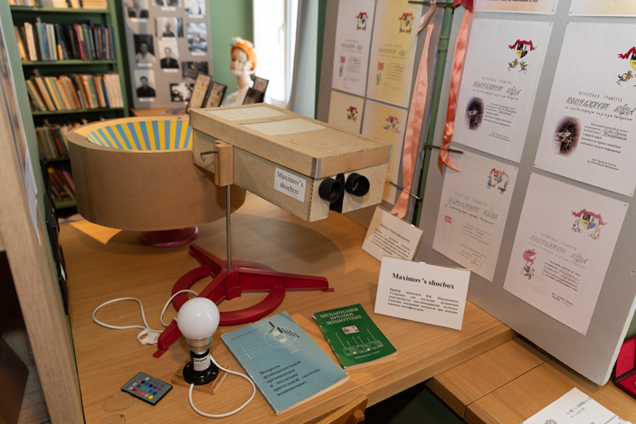 Приборы своими руками: оптомоторный барабан, shoebox. На стене — почетные грамоты за бесплодные дискуссии