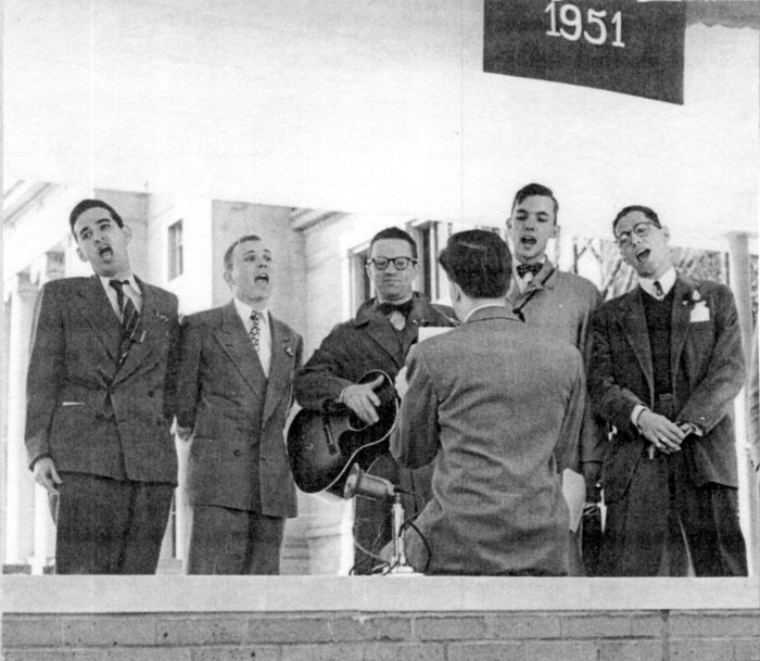 Слева направо (не считая сидящего спиной): Дэвид Робинсон, Ричард Шваб, Роберт Уэлкер, Льюис Брэнскомб, Томас Лерер. Выступление на Дне посадки деревьев (Arbor Day)