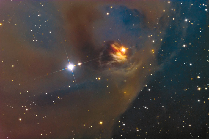 Оранжевая звезда в правой части снимка, окруженная туманностью NGC 1555, — переменная звезда Т Тельца, давшая имя целому классу молодых звезд. Как ни странно, сама Т Тельца является довольно нетипичным представителем этого класса. Фото: Adam Block/Mount Lemmon SkyCenter/University of Arizona с сайта www.caelumobservatory.com («ТрВ» №15(234), 01.08.2017)
