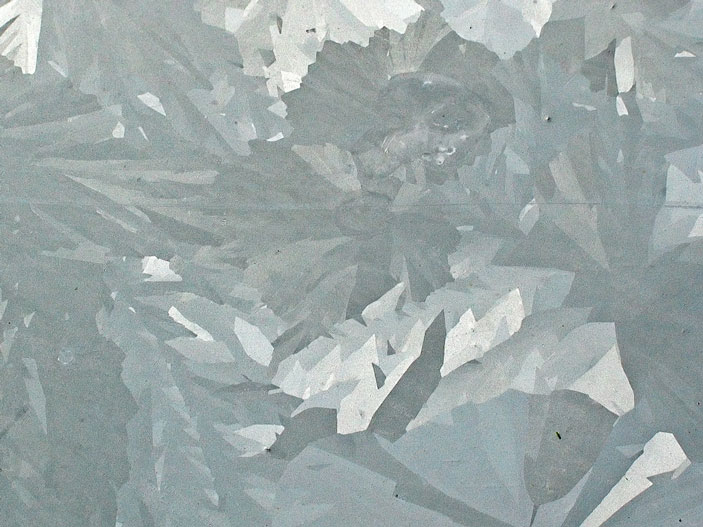 Рис. 1. Кристаллы цинка на оцинкованной жести («ТрВ» №8(252), 24.04.2018)