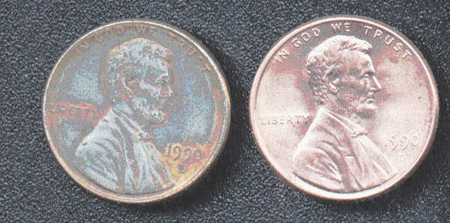 Рис. 5. Монета США (1 цент, 1990) с частично снятым медным покрытием (слева) («ТрВ» №8(252), 24.04.2018)