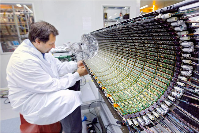 Внешний слой пиксельного детектора ATLAS в процессе монтажа