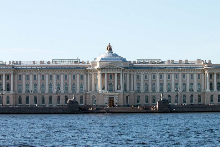 Сфинксы перед Академией художеств