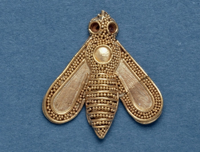 Золотое украшение в виде пчелы из Британского музея
