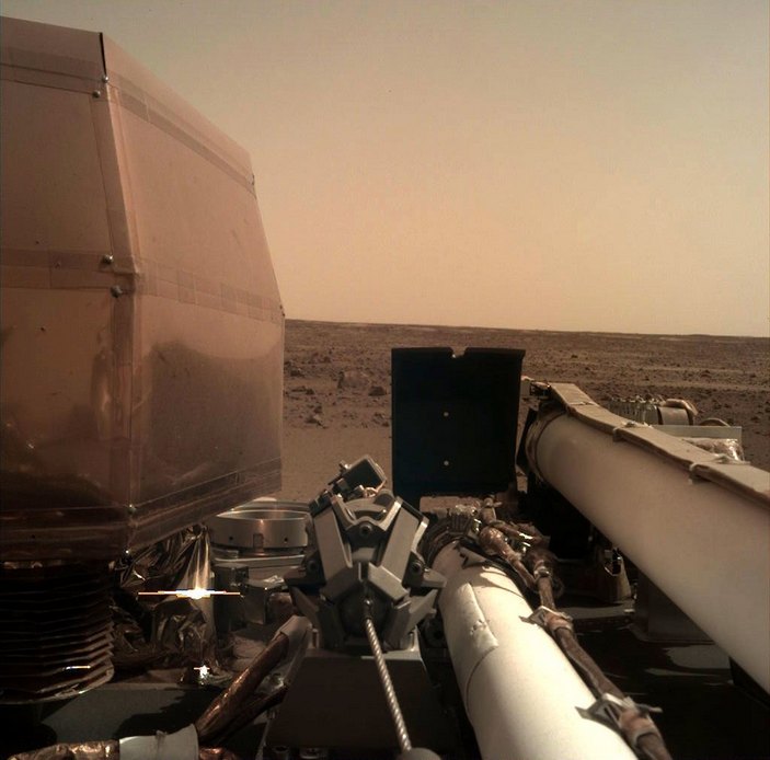 Аппарат InSight на поверхности Марса
