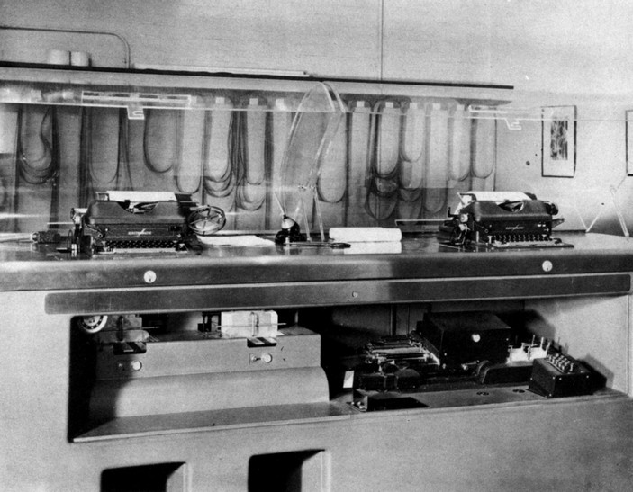 Пишущие машинки и приемник перфокарт