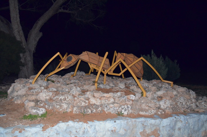 Скульптура муравья