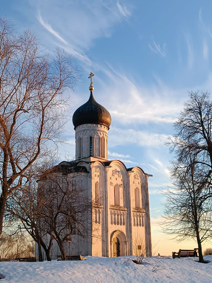 Вид на храм Покрова на Нерли с&nbsp;юго-запада