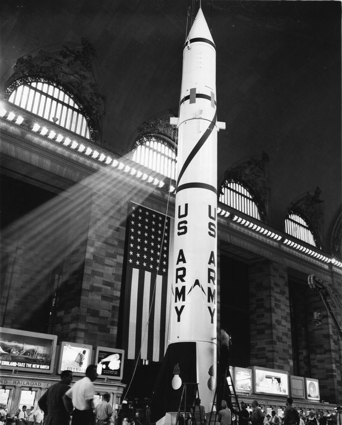 Ракета «Редстоун», выставленная на Центральном вокзале Нью-Йорка, 1957