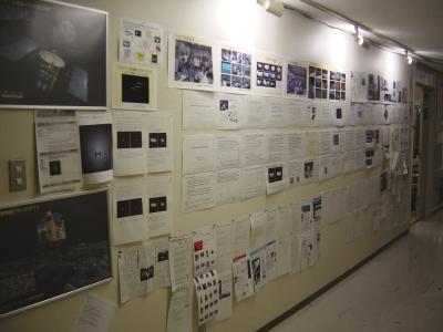 Хаябуса, ЦУП, стена с фотографиями и статьями (фото с сайта www.isas.jaxa.jp)
