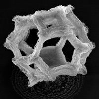 Напечатанная из металлсодержащего полимера деталь в форме усеченного октаэдра