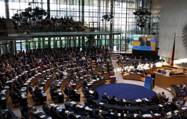 Открытие конференции. Луч света в зале заседаний. Фото с сайта www.forschungsrahmenprogramm.de