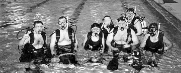 Группа микробиологов и водолазов, начавшая в 1999 году изучение микробной жизни на оставленной 30 лет назад свинцово-цинковой шахте Пикетт в Висконсине (США). Фото из статьи Biogeochemical Cycling and Biomineralization in the Piquette Mine, Tennyson, WI