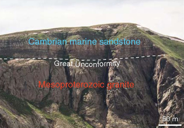 Рис. 3. Кембрийские кварциты, залегающие на мезопротерозойских гранитах