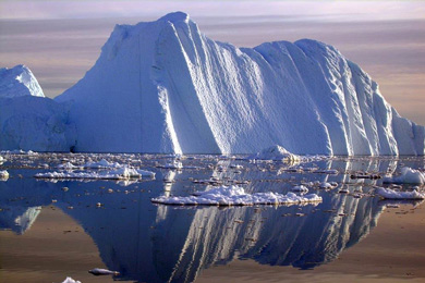 Айсберг, отколовшийся от одного из ледников Гренландии. Фото Конрада Стеффена из Колорадского университета с сайта news.mongabay.com