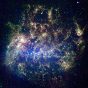 Самое подробное изображение Большого Магелланова облака, составленное из инфракрасных снимков, сделанных «Спитцером». Свет с длиной волны 3,6 микрон (синий) и 8 микрон (зеленый) зафиксирован инфракрасной камерой IRAC; с длиной волны 24 микрона (красный) — фотометром MIPS. Фото: NASA/JPL-Caltech/M. Meixner (STScI) и SAGE Legacy Team с сайта photojournal.jpl.nasa.gov