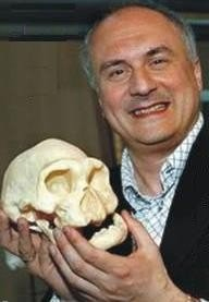 Давид Лордкипанидзе с черепом «человека из Дманиси». Обладатель этого черепа дожил до преклонного возраста и лишился почти всех зубов. Находка показывает, что люди из Дманиси заботились о своих стариках. Фото с сайта www.genciencia.com