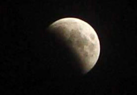 Вечерний месяц в полнолуние (01:00, МСК). Камера SONY CYBERSHOT, выдержка 1/100 сек, ISO-100, F = 48,5 мм (5-кратный Zoom). Фото: ©А.Козловский