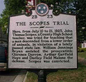 Лавры штата Теннесси не дают покоя Канзасу (на фото: памятная доска, установленная напротив здания суда в Дейтоне, посвящена «обезьяньему процессу» 10-21 июля 1925 года). Изображение с сайта www.wgnradio.com