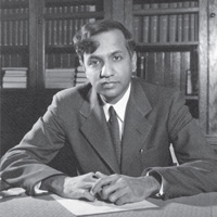 Чандра в своем кабинете в&nbsp;Чикагском университете